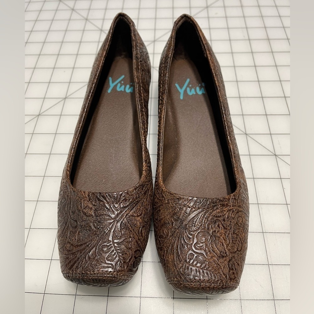 YUU SIZE 6.5M NWOT BROWN EMBOSSED SMALL WEDGE SHOES